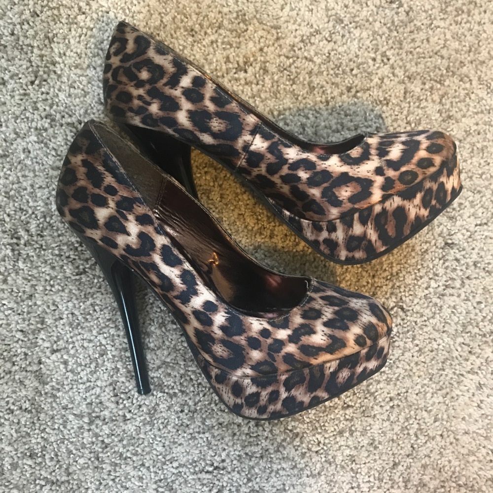 Leopard high heeled shoes